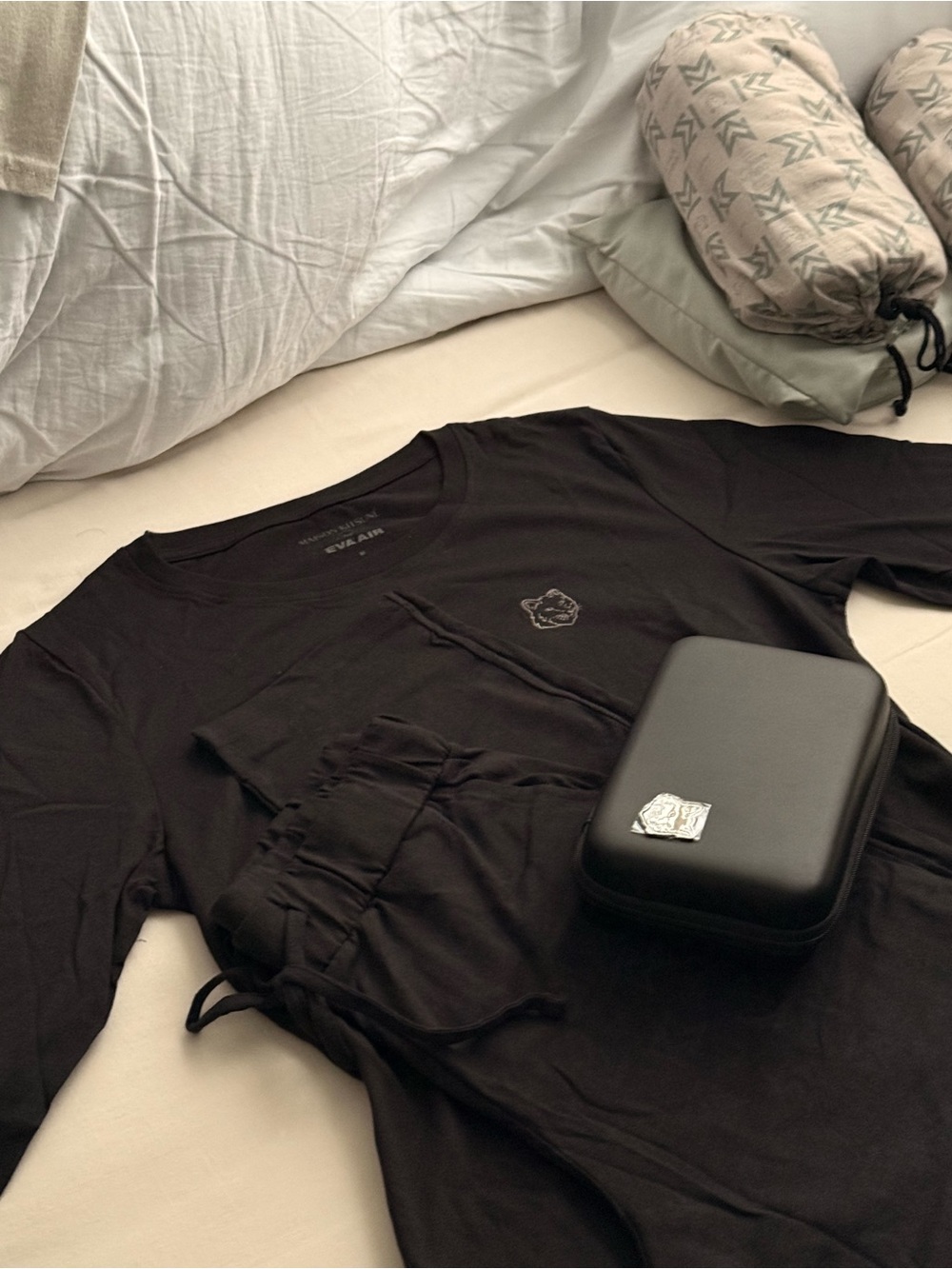 MAISON KITSUNÉ x EVA Air Royal Laurel
Class pajama + amenity kit set in black.